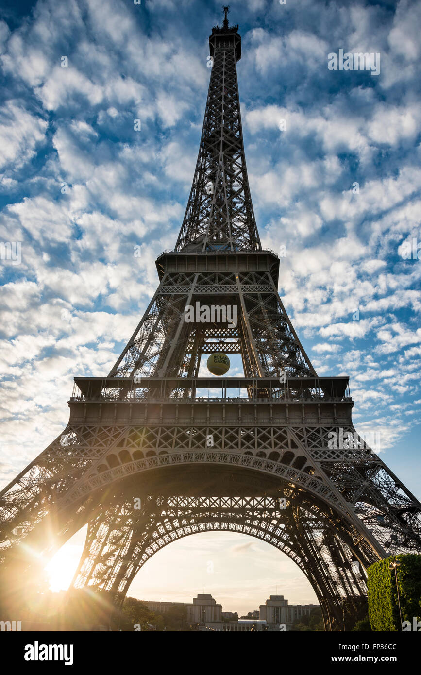 Tramonto dietro la Torre Eiffel, Champ de Mars, Parigi, Ile-de-France, Francia Foto Stock