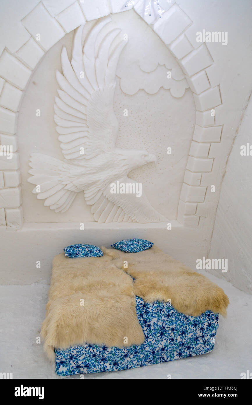 Camera da letto con la decorazione parietale sollievo dell'aquila nell'hotel di ghiaccio, SnowCastle di Kemi, Lapponia, Finlandia Foto Stock
