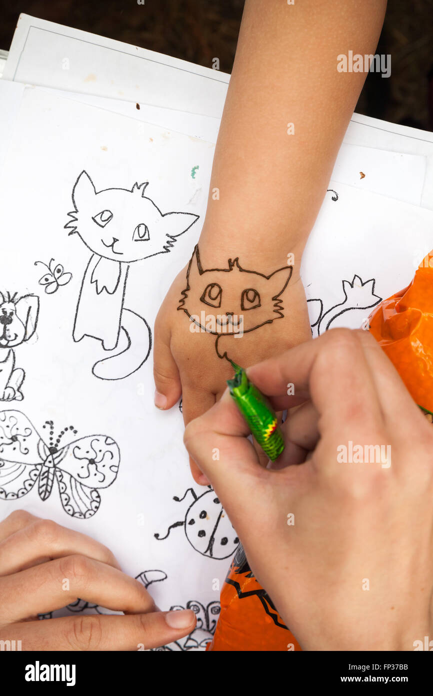 San Pietroburgo, Russia - Luglio 19, 2015: henné pasta o mehndi Applicazione sulla mano del bambino. Tradizionale Indiano pelle naturale decor Foto Stock
