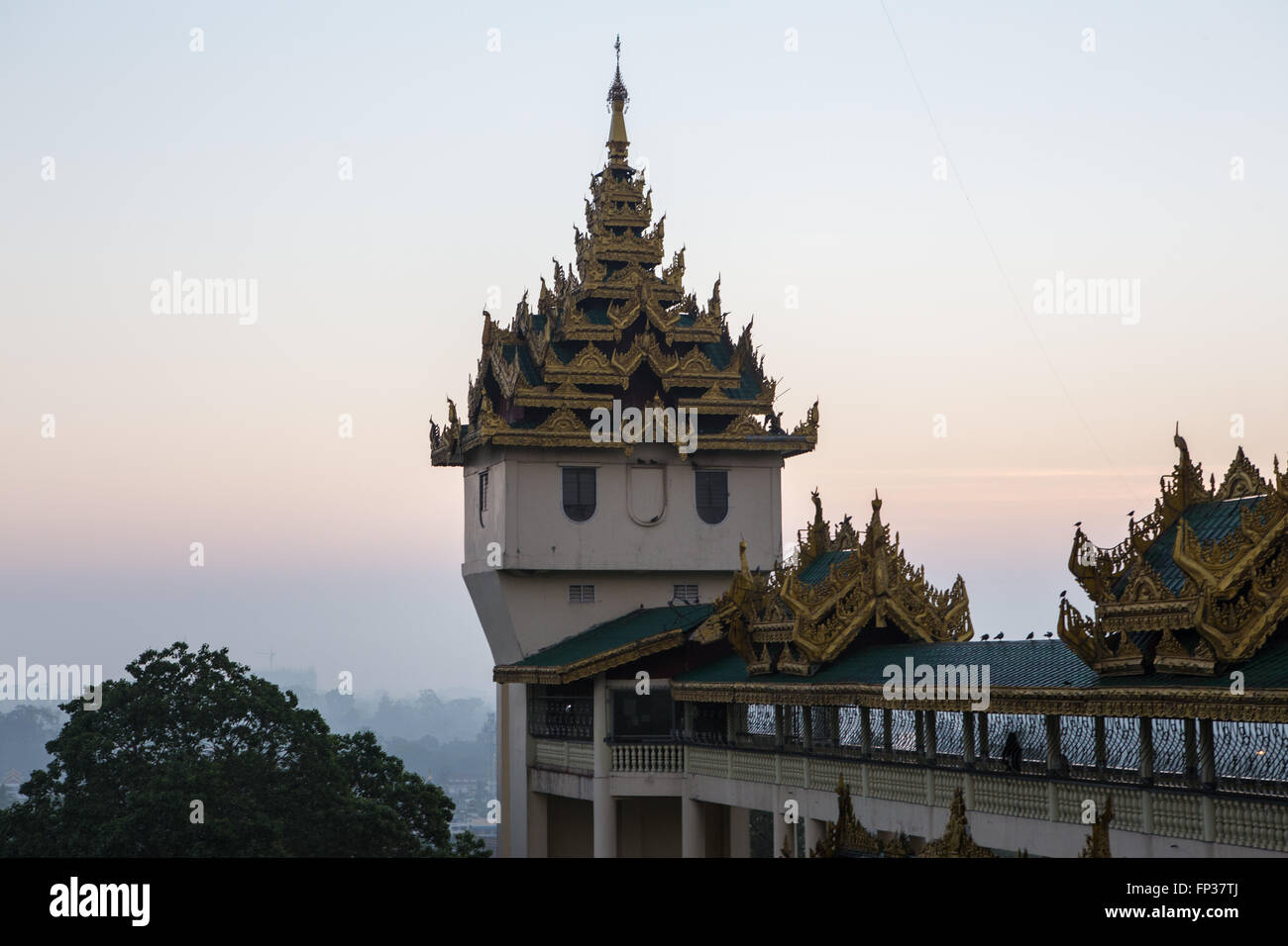 Sunrise silhouette di Shwedago Pagoda di Bagan, Myanmar (Asia) Foto Stock