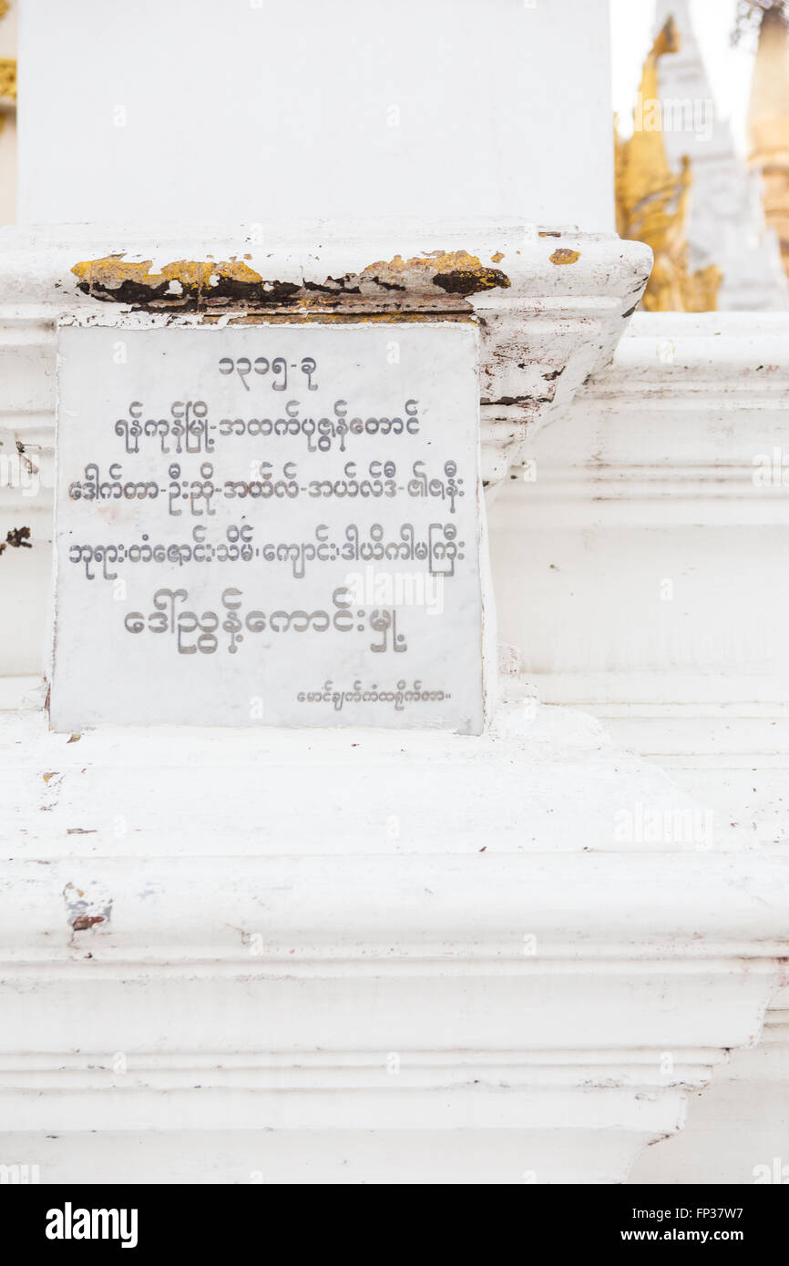 Close up dettaglio colpo di antica calligrafia birmano sul pannello bianco in corrispondenza di Shwedagon pagoda in Yangon, Myanmar (Asia) Foto Stock