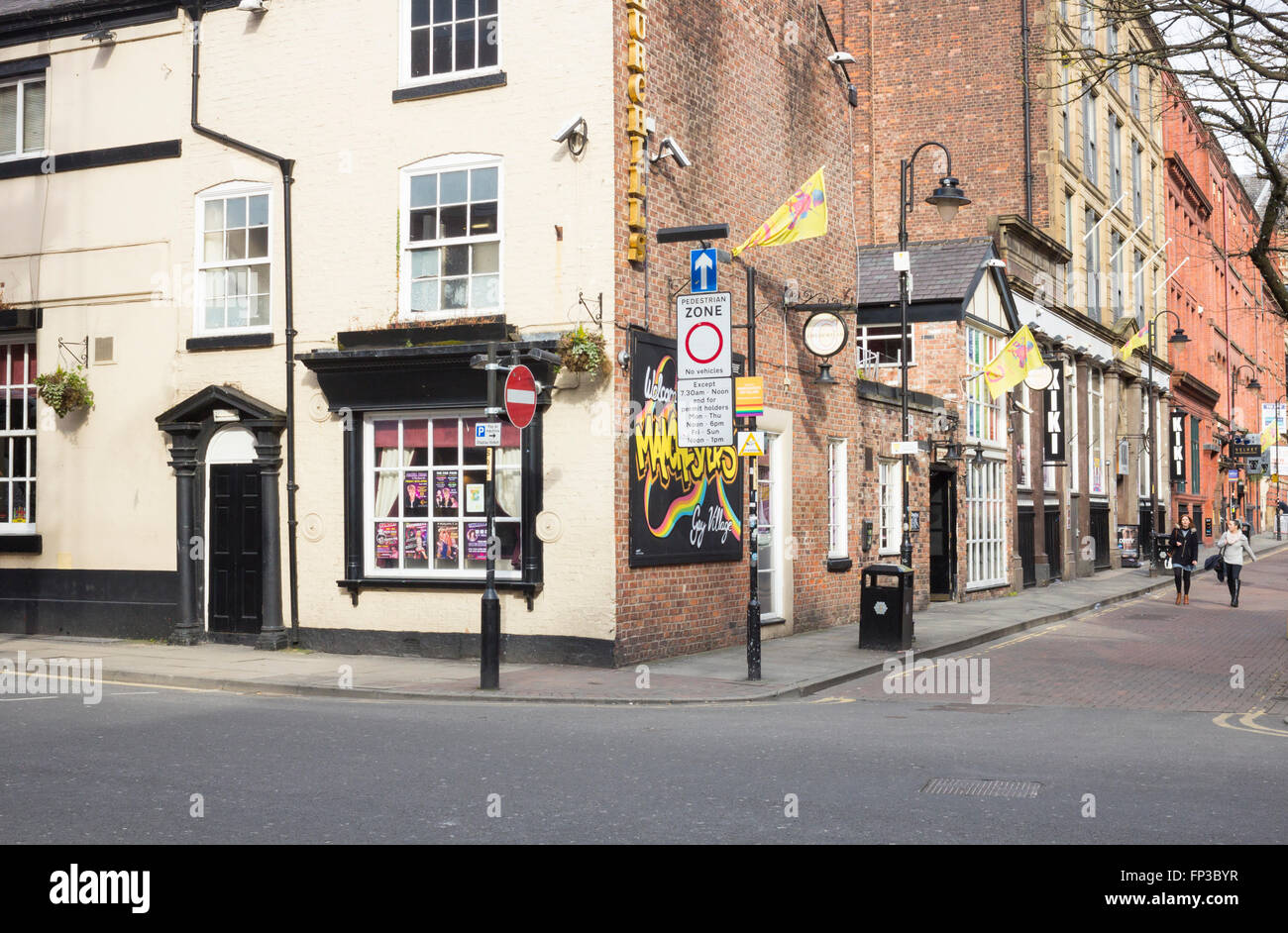 La gente camminare lungo Canal Street, nel centro di Manchester il Villaggio Gay. Manchester, Inghilterra, Regno Unito Foto Stock