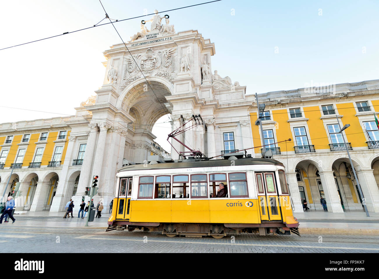 Il portogallo Lisbona: tram storico passando l'arco trionfale a Rua Augusta a quadrato Praca do Comercio Foto Stock