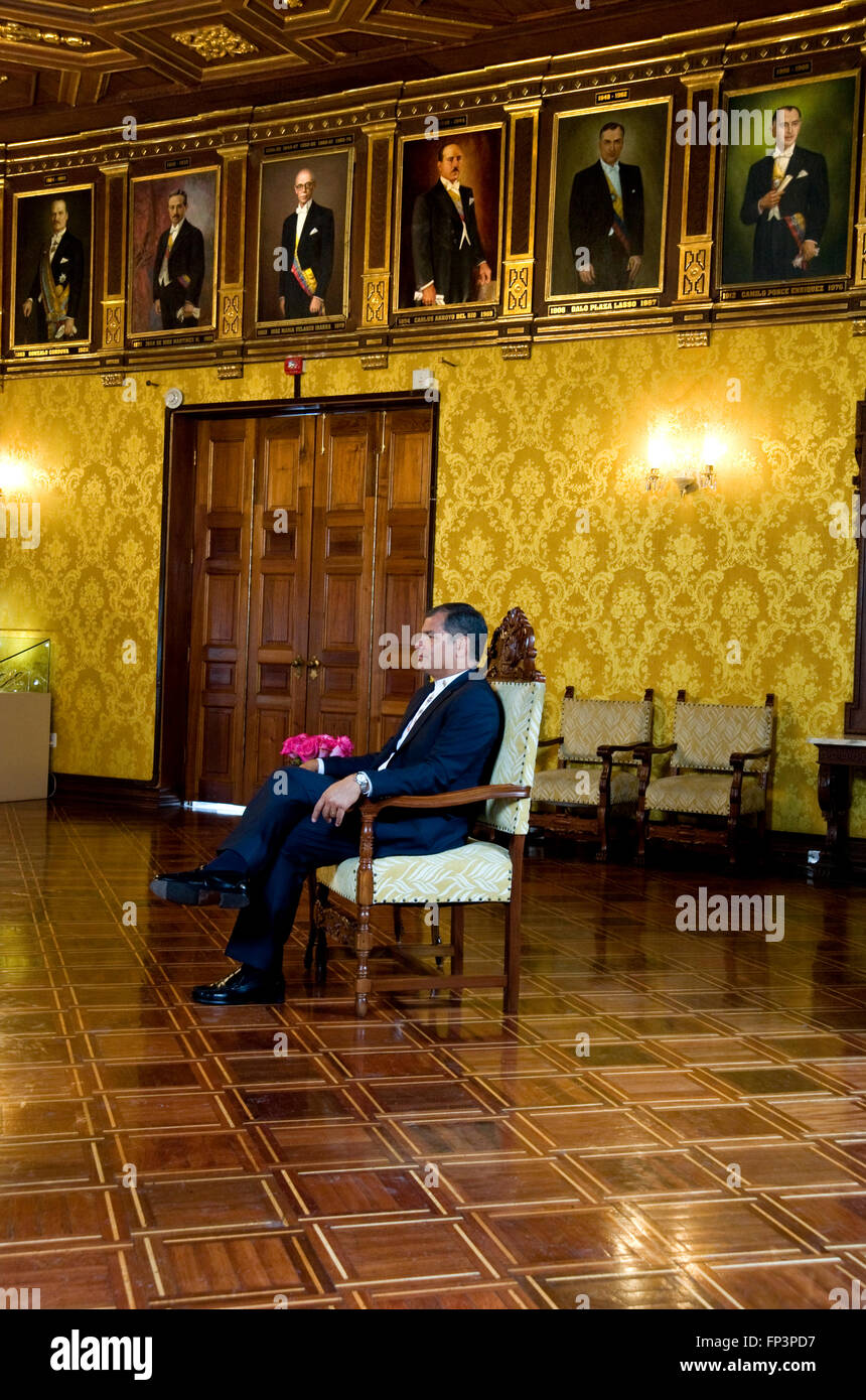 Presidente Rafael Correa dell Ecuador seduti sotto i ritratti dei presidenti del passato nel Palazzo Presidenziale di Quito durante l intervista con Peter Greenberg per riprese di Ecuador: Royal Tour. Foto Stock