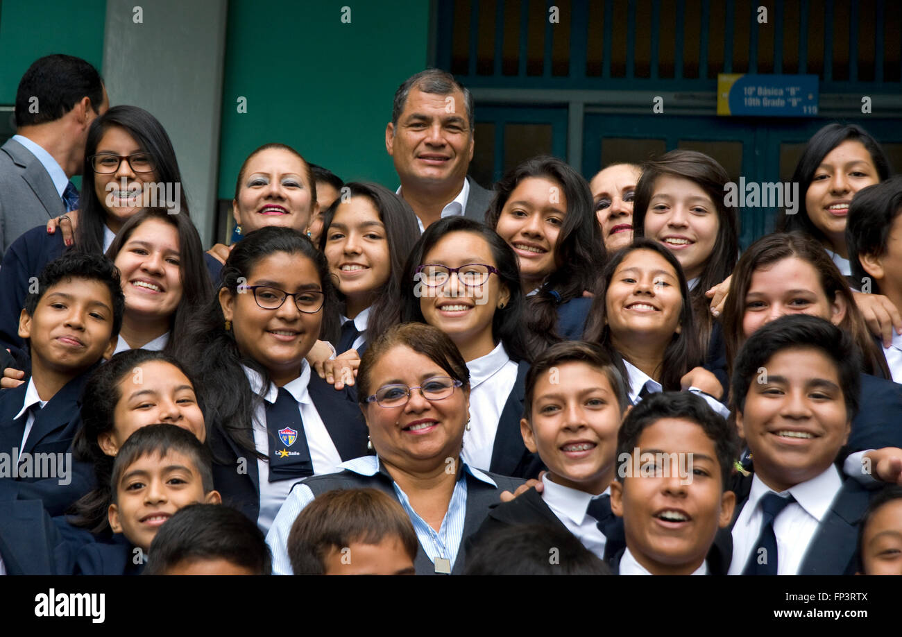 Presidente Rafael Correa dell Ecuador pone con gli studenti alla sua scuola dell infanzia in Guayaquil durante le riprese di Ecuador: Royal Tour. Foto Stock