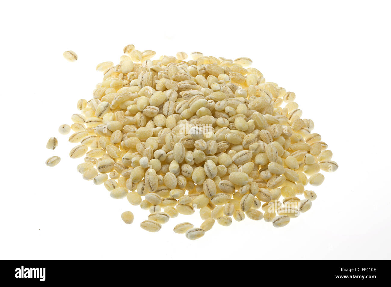 Orzo perlato isolati su sfondo bianco Foto Stock