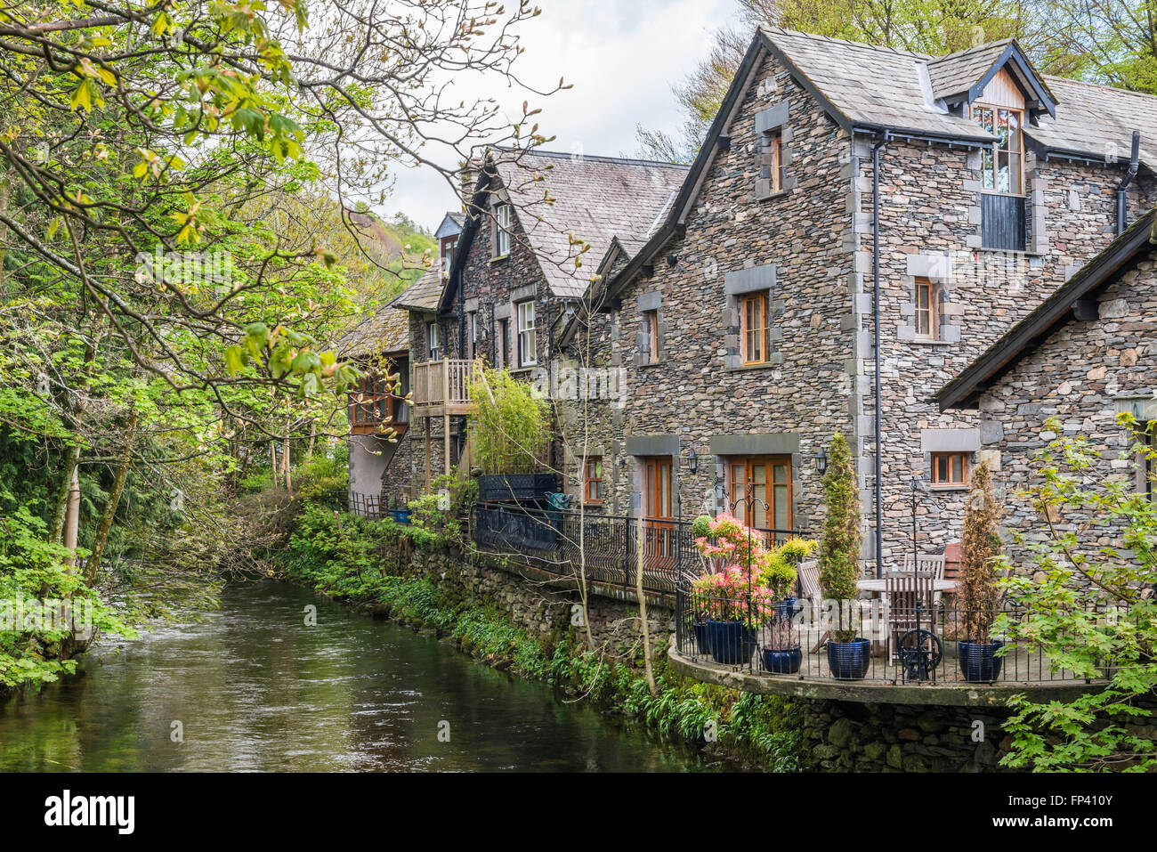 Lake District, Regno Unito - 09 Maggio 2015: Grasmere village cottages con vasi di fiori nel distretto del lago, Cumbria, Inghilterra Foto Stock