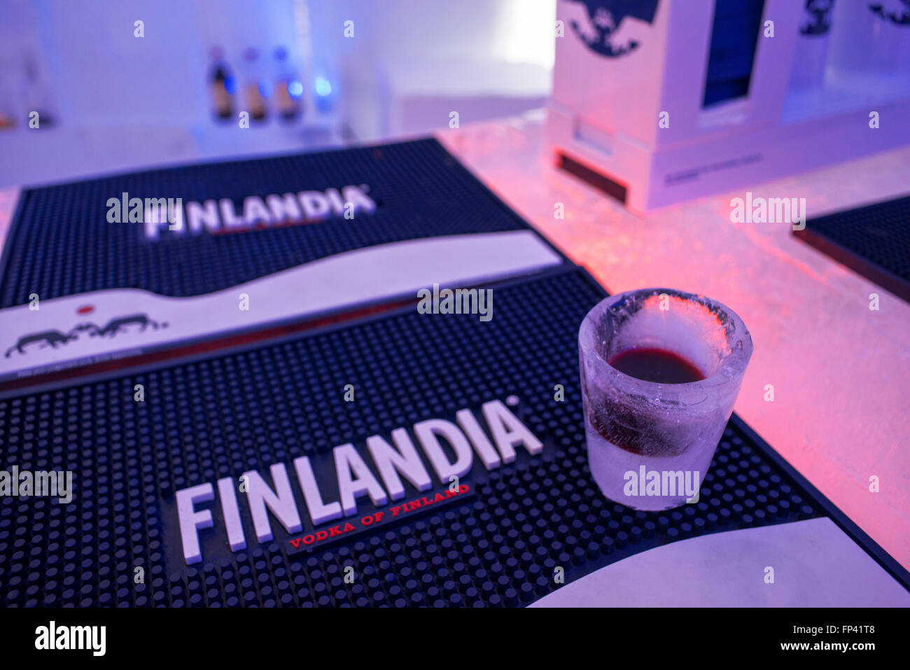 In vetro smerigliato nel bar di ghiaccio al mondo pupazzo di igloo hotel in Rovaniemi in Lapponia, Finlandia. La allegramente posto sull'Artico Circ Foto Stock