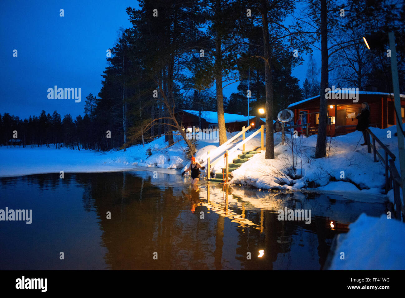 La gente a prendere una sauna in un cottage accanto al fiume Kemi, Salla, Lapponia, Finlandia. Da mozzare il fiato, sauna l'esperienza. Una Saun finlandese Foto Stock
