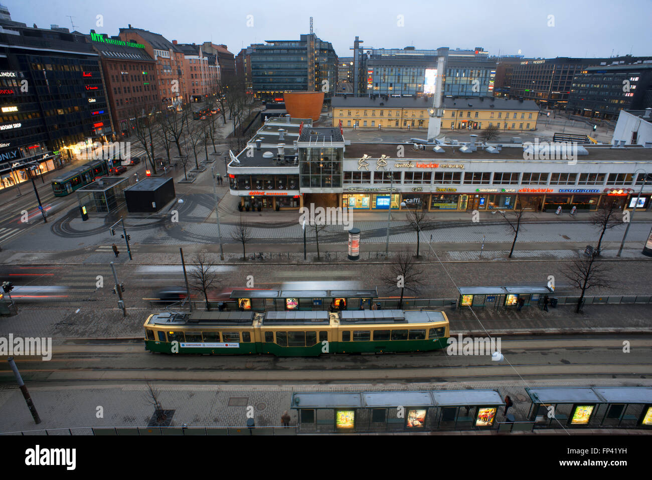 Helsinki fermata del tram in Mannerheimintie Street di fronte Kamppi center e Kampintori square. La Finlandia. La Helsinki rete di tram Foto Stock