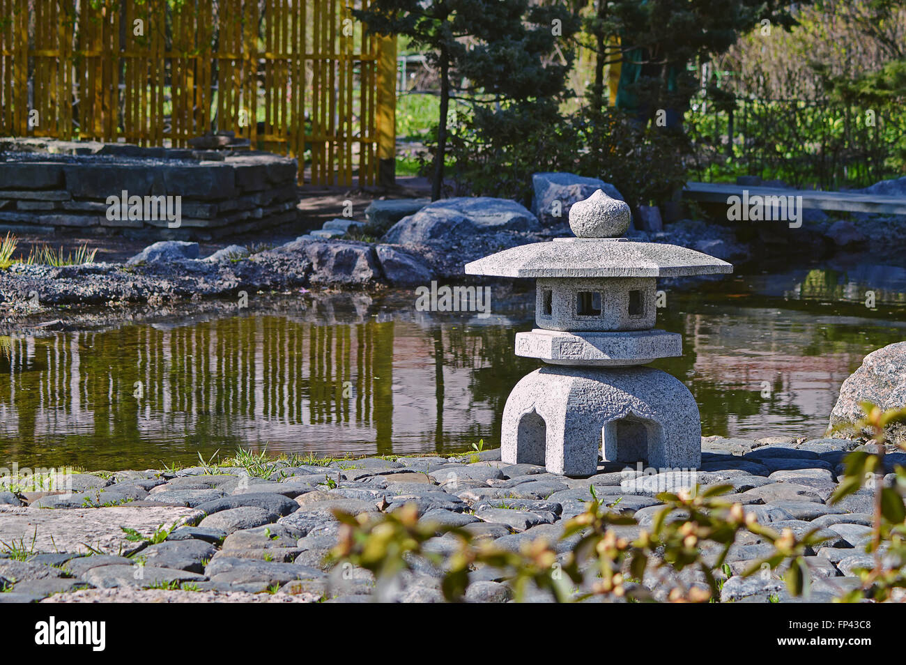 Scultura di stagno nel giardino Cinese nel Giardino Botanico. Foto Stock