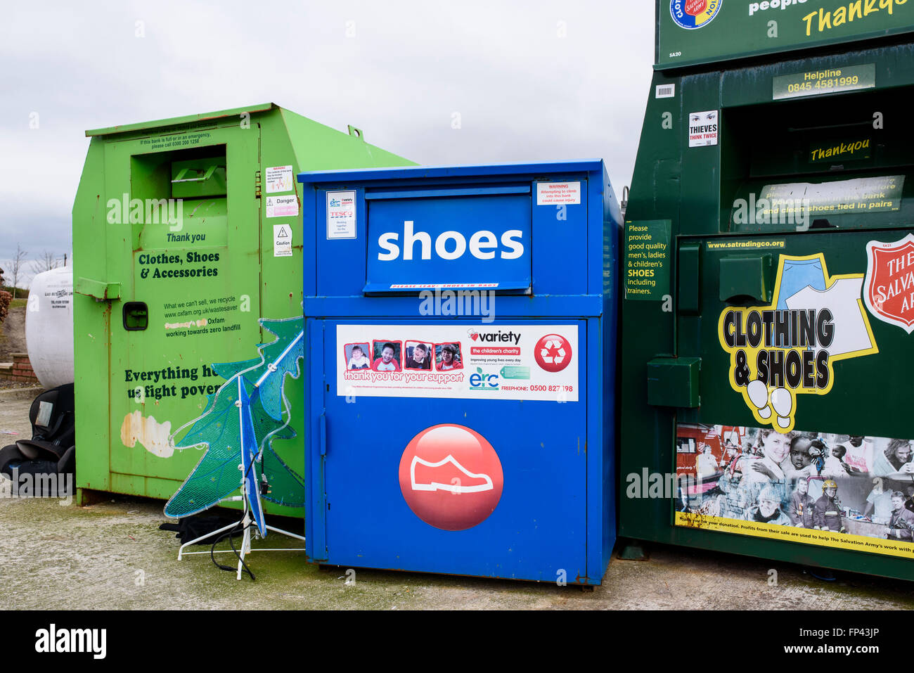 Abbigliamento e calzatura banca contenitori di riciclaggio nel parcheggio di un supermercato Tesco a Blackpool, Lancashire Foto Stock