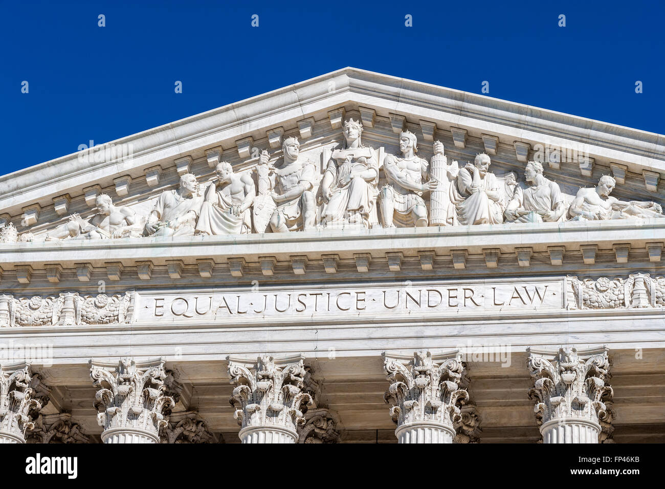 Washington DC. Fregio principale della Corte suprema degli Stati Uniti edificio. Sull'architrave le famose parole giustizia uguale a norma di legge Foto Stock