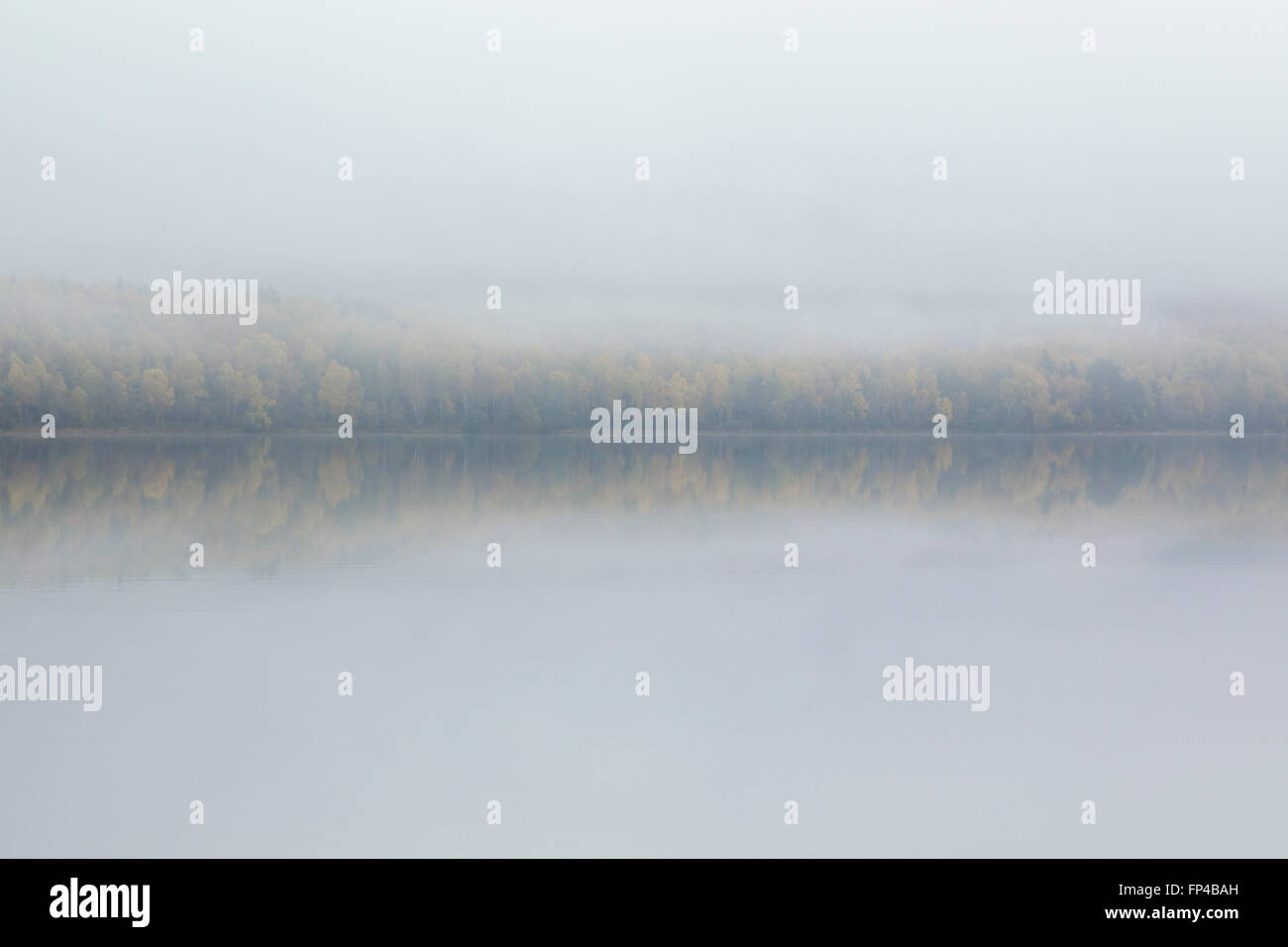 La nebbia vista sul Loch Insh Caringorms nel Parco Nazionale, Scozia Foto Stock