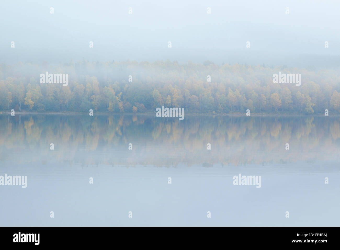 La nebbia vista sul Loch Insh Caringorms nel Parco Nazionale, Scozia Foto Stock