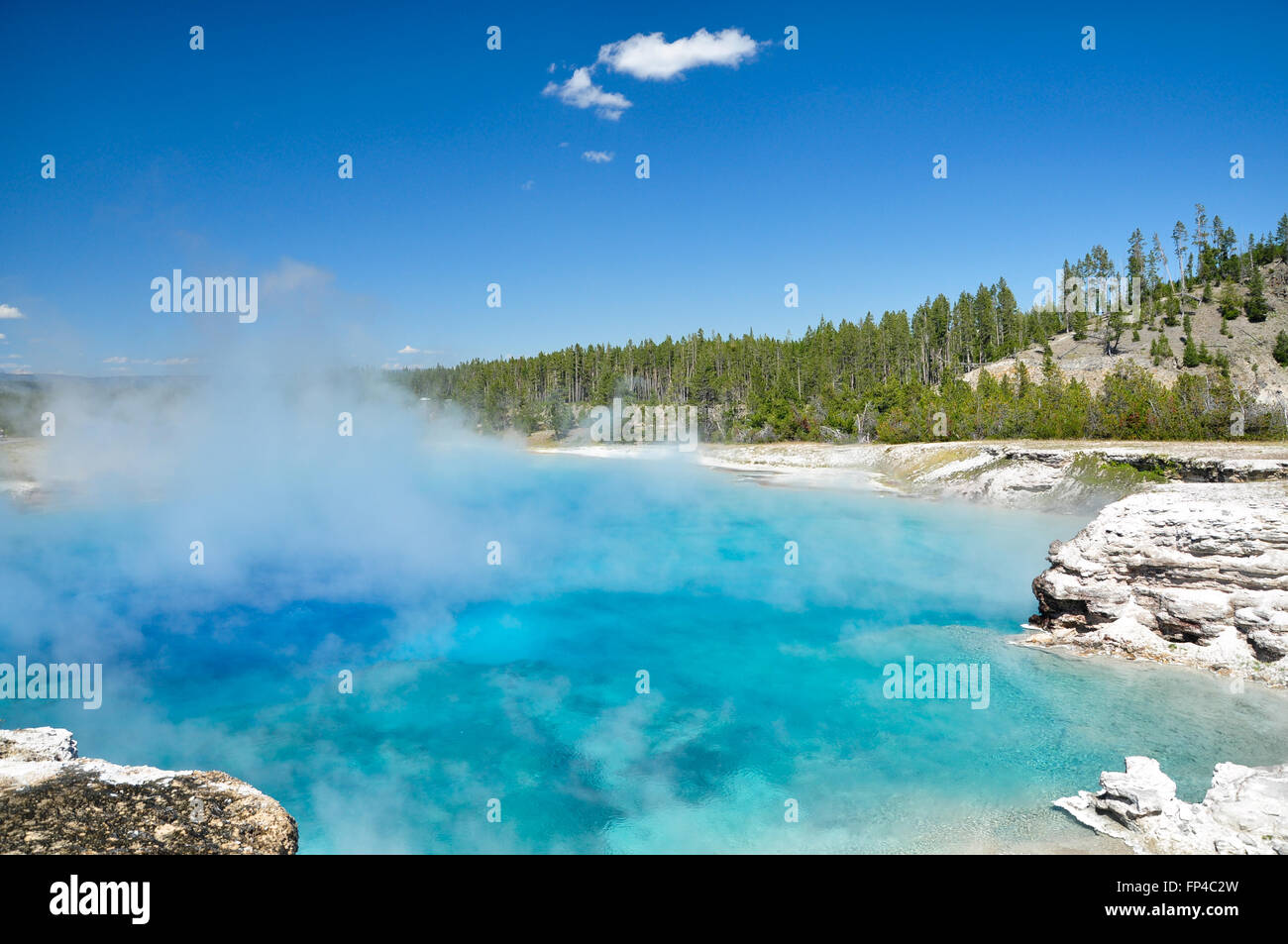 Il Midway Geyser Basin: uno di Yellowstone la coloratissima hot springs. Foto Stock