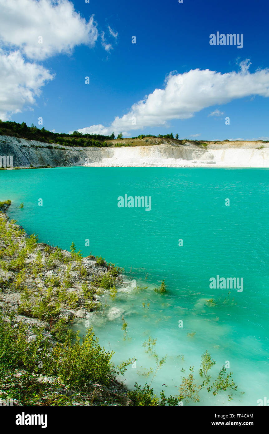 Un lago color turchese con bianca scogliera in Danimarca Foto Stock