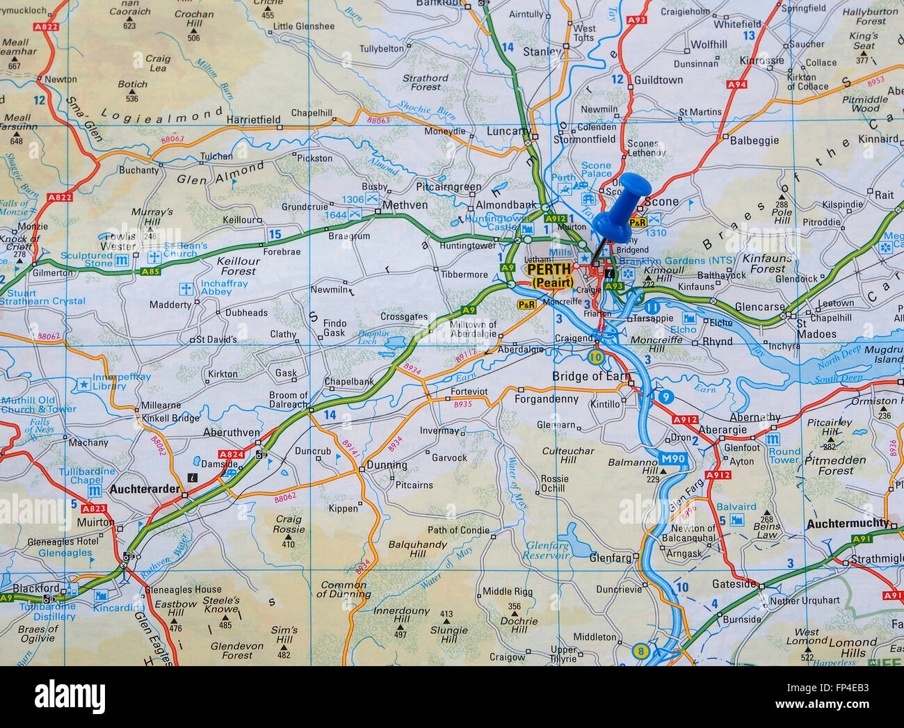 La mappa stradale di di Scozia, che mostra le strade e la zona intorno a Perth (Peairt) area e con un perno di mappa che indica la città stessa. Foto Stock