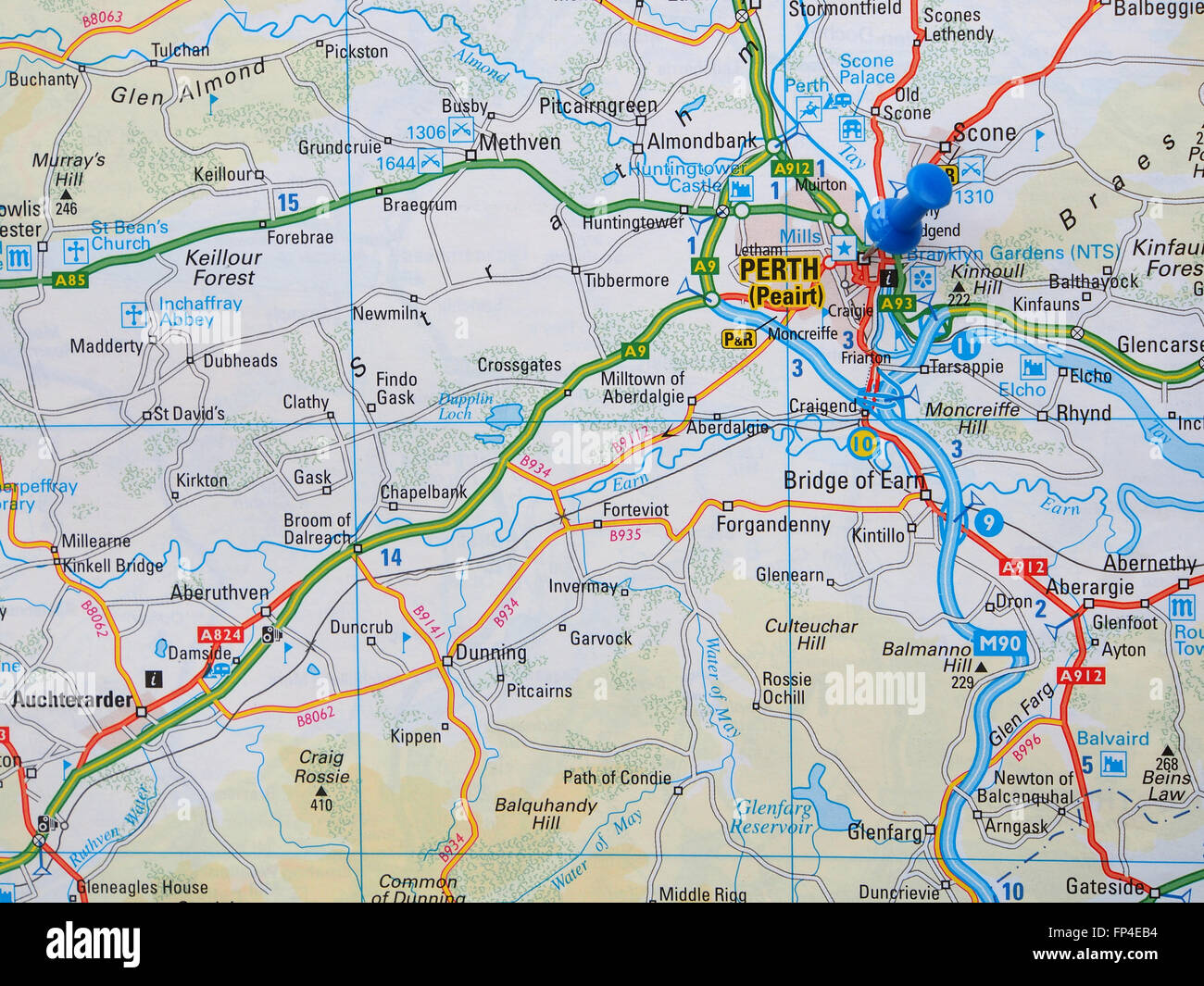 La mappa stradale di di Scozia, che mostra le strade e la zona intorno a Perth (Peairt) area e con un perno di mappa che indica la città stessa. Foto Stock