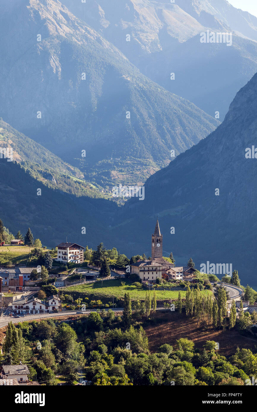 Vista sul villaggio di Gignod e le Alpi dalla antica Via Francigena. Foto Stock