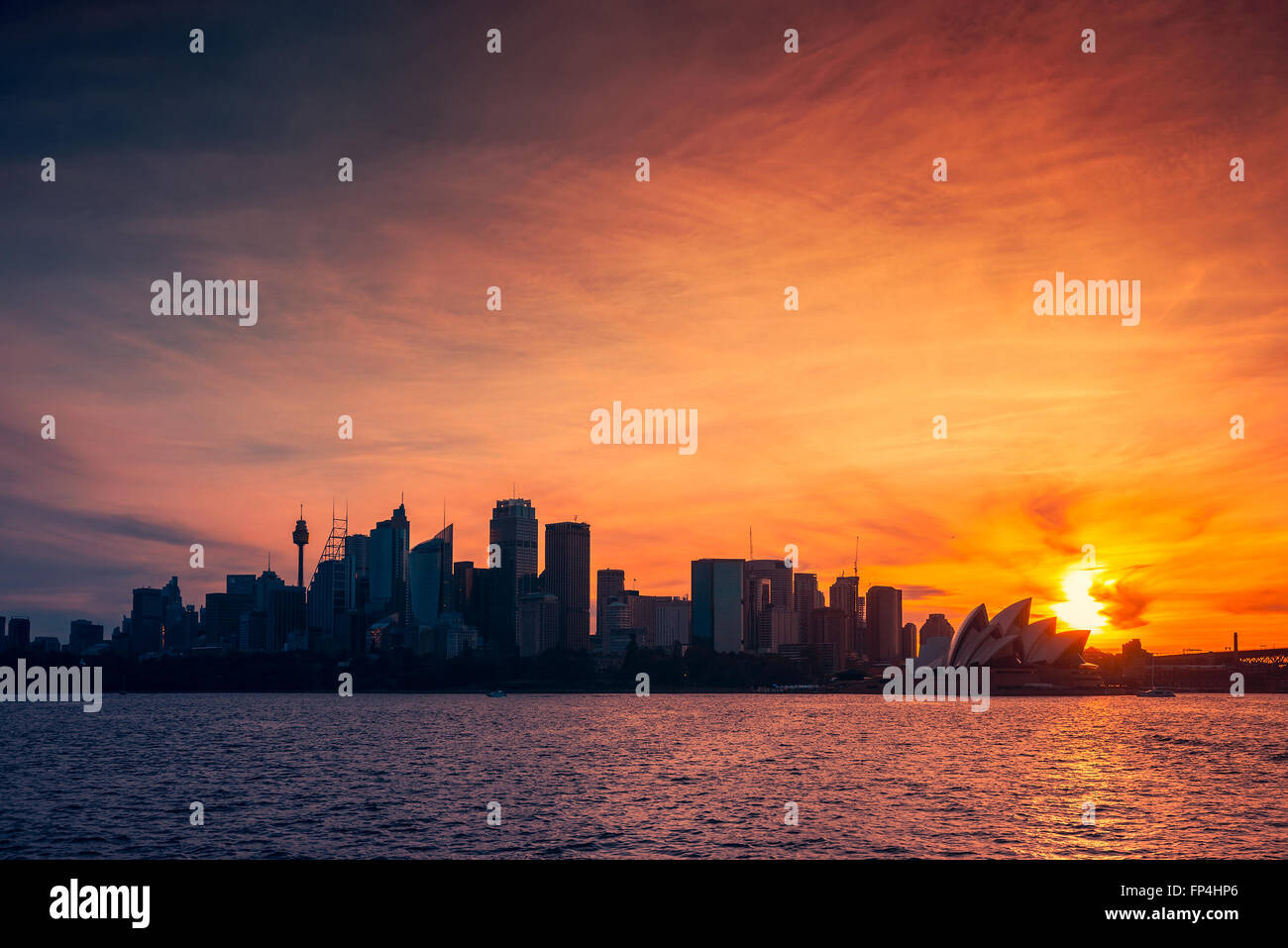 La città di Sydney skyline silhouette al tramonto, NSW, Australia. Cross-processing e color-tonificare gli effetti applicati Foto Stock