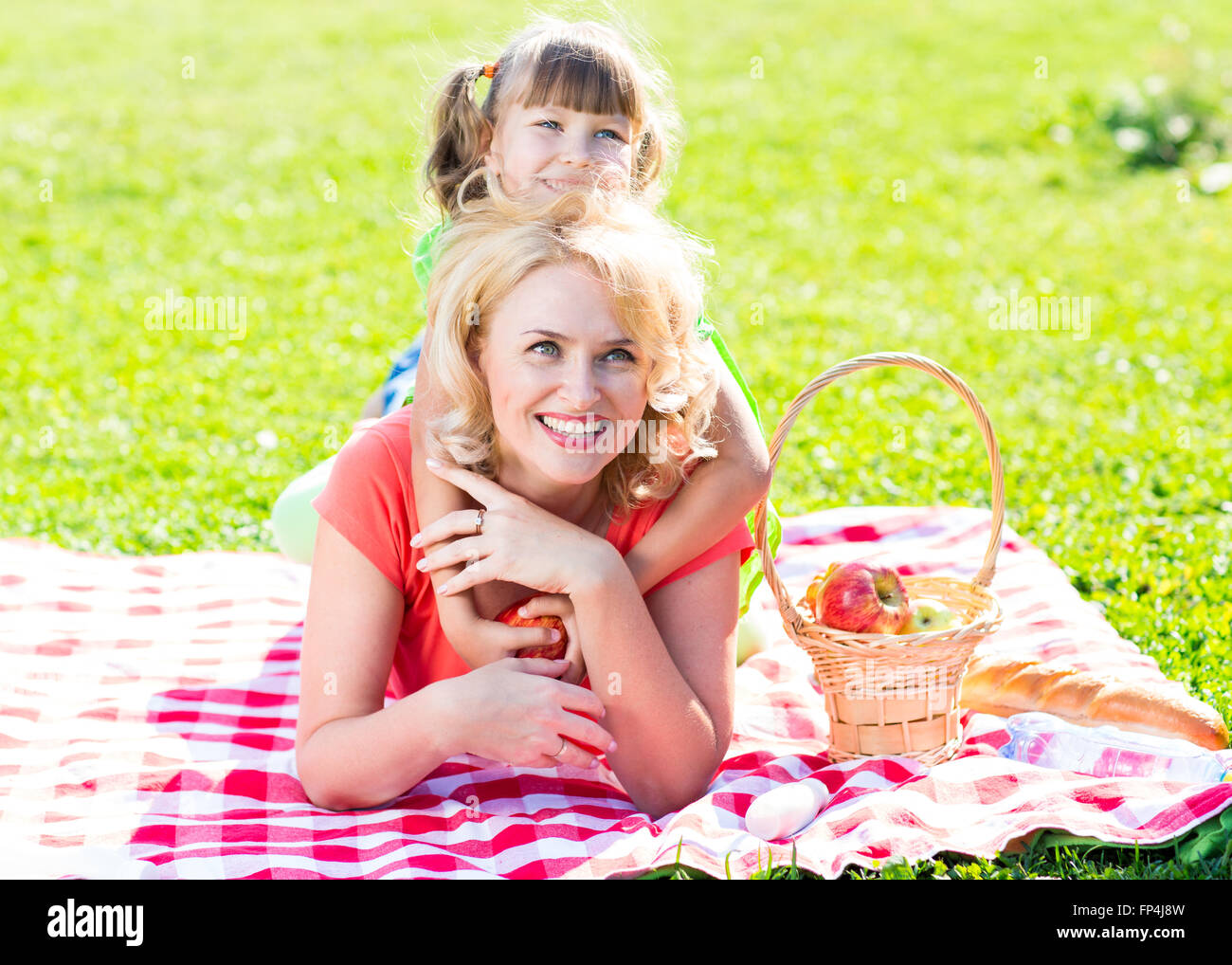 La famiglia felice che giace nel prato primavera o estate Foto Stock