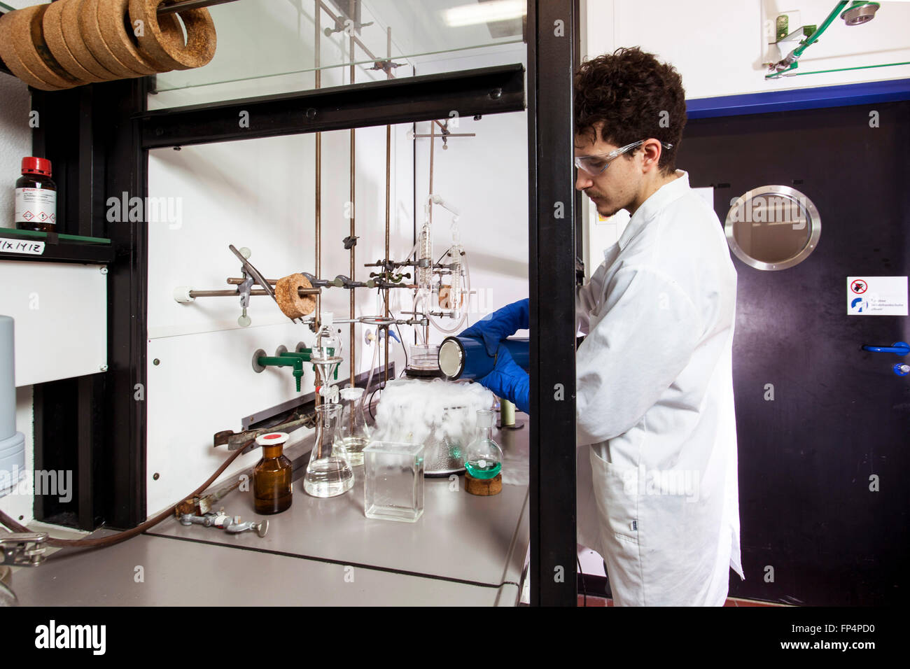 Esperimento con azoto liquido in un laboratorio, Heinrich-Heine-University di Duesseldorf, Germania Foto Stock