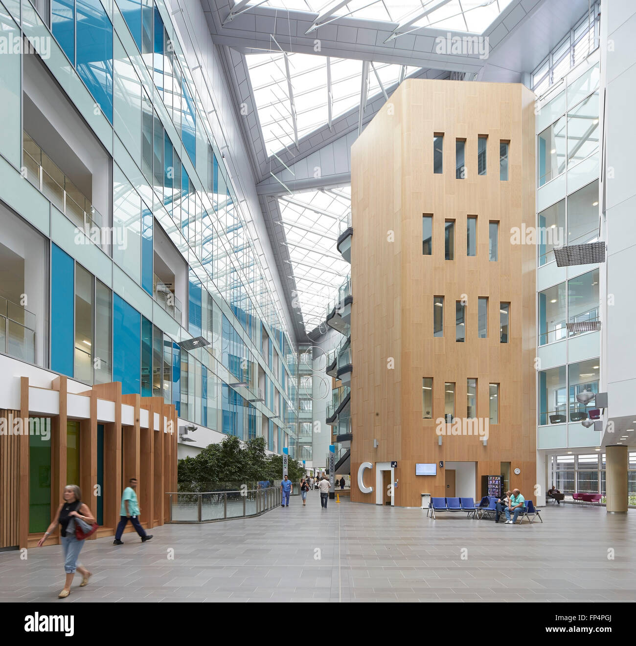 A piena altezza concorsi pubblici con lucernario. Ospedale Southmead, Bristol, Regno Unito. Architetto: BDP, 2014. Foto Stock