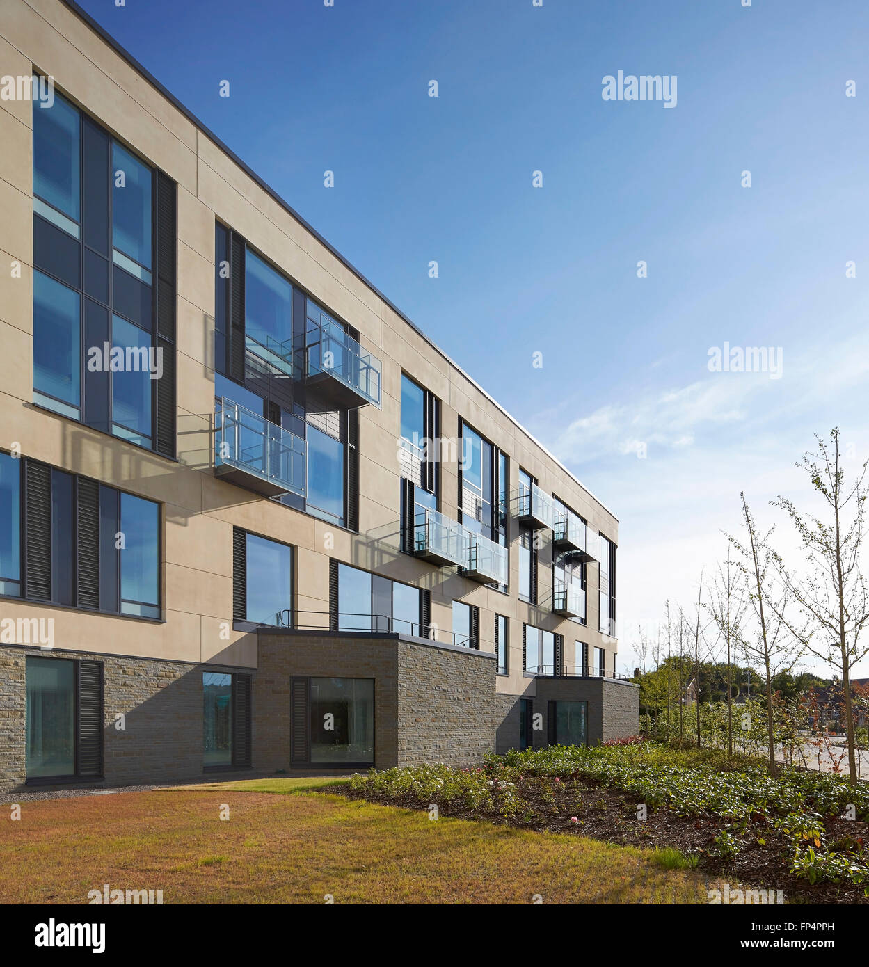 Obliqua di elevazione di facciata con finestre e balconi. Ospedale Southmead, Bristol, Regno Unito. Architetto: BDP, 2014. Foto Stock