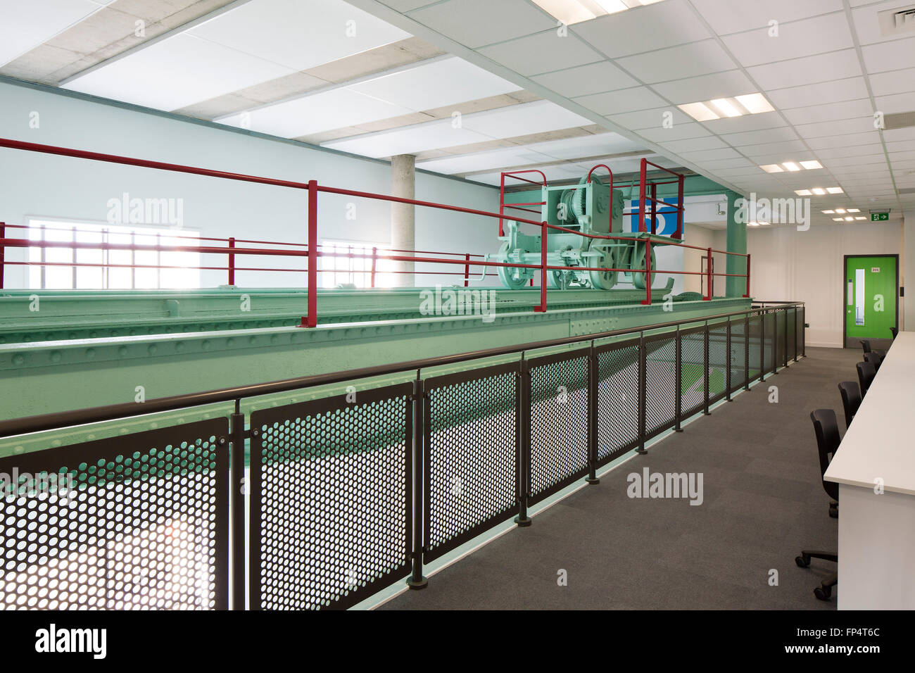 Vista del centro storico di gru e spazio di lavoro. UTC Newhaven, Newhaven, Regno Unito. Architetto: HKS Architetti Limited, 2016. Foto Stock