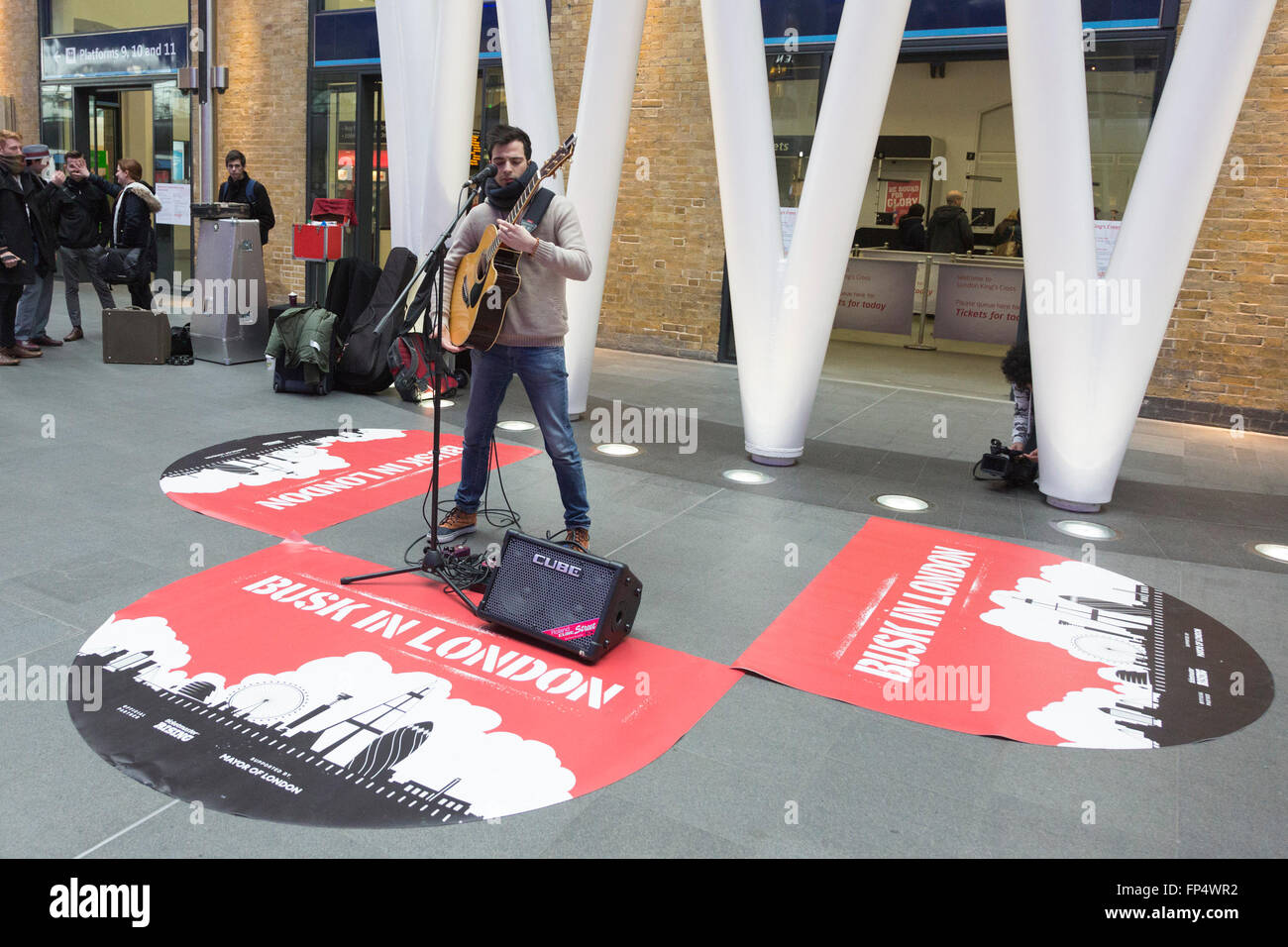 Londra, Regno Unito. Il 16 marzo 2016. Luca Fiore, vincitore del 2015 Busk a Londra la concorrenza, esegue sul piazzale della stazione di King Cross. Foto Stock