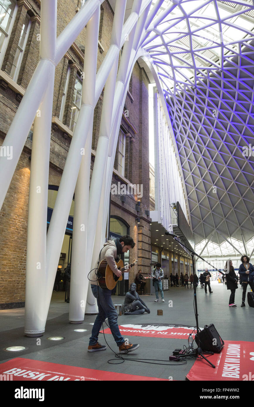 Londra, Regno Unito. Il 16 marzo 2016. Luca Fiore, vincitore del 2015 Busk a Londra la concorrenza, esegue sul piazzale della stazione di King Cross. Foto Stock