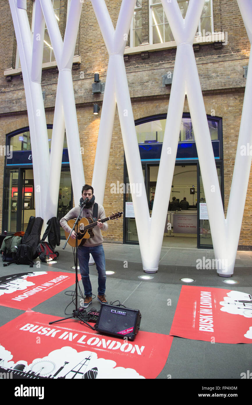 Londra, Regno Unito. Il 16 marzo 2016. Luca Fiore, vincitore del 2015 Busk a Londra la concorrenza, esegue sul piazzale della stazione di King Cross. Foto Stock