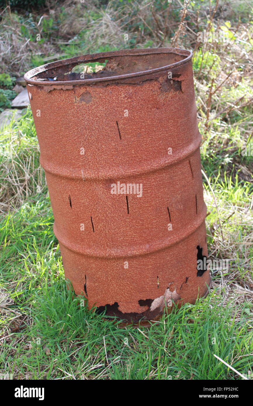 Rusty, vecchio olio inceneritore di canna Foto Stock