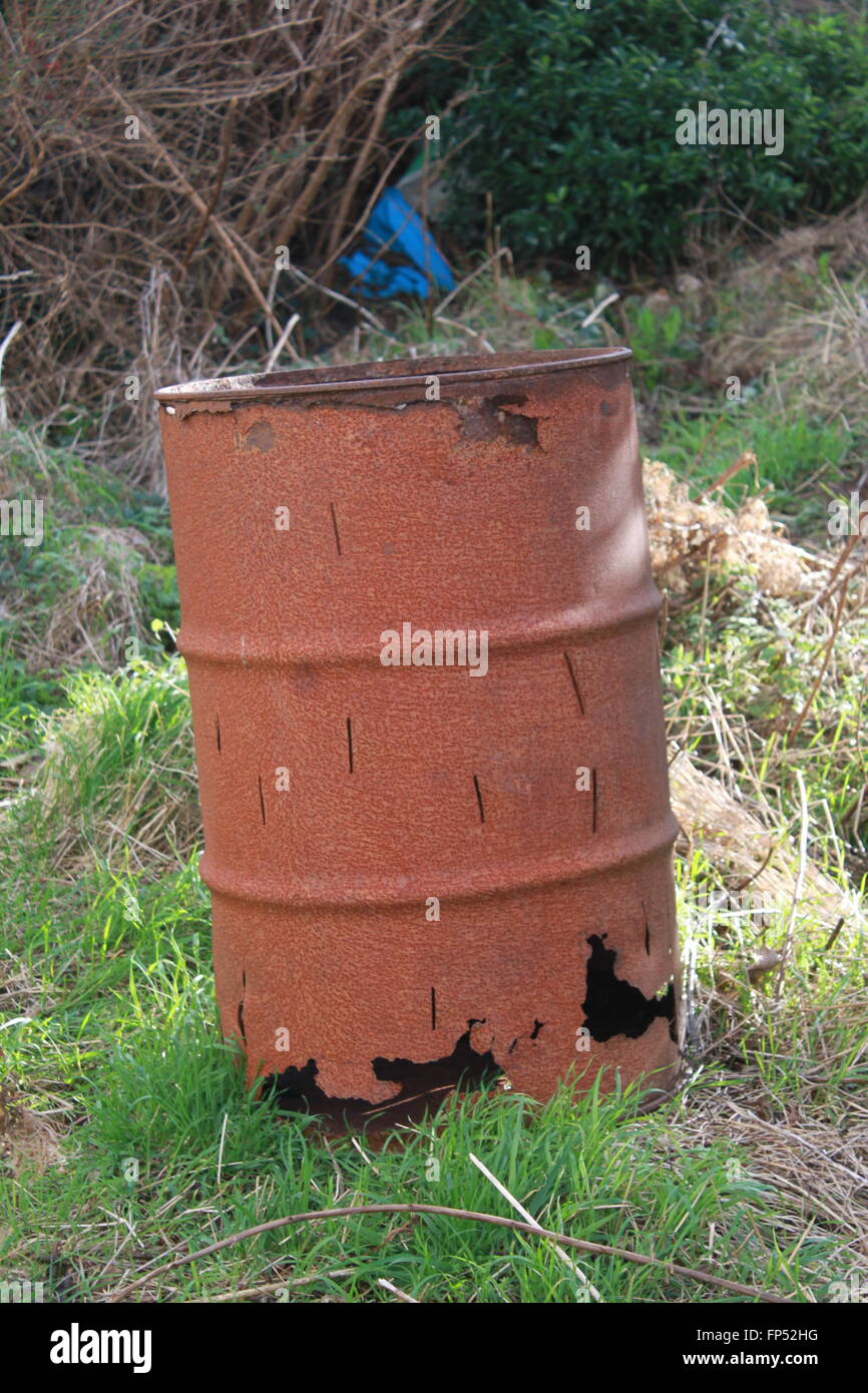 Rusty, vecchio olio inceneritore di canna Foto Stock
