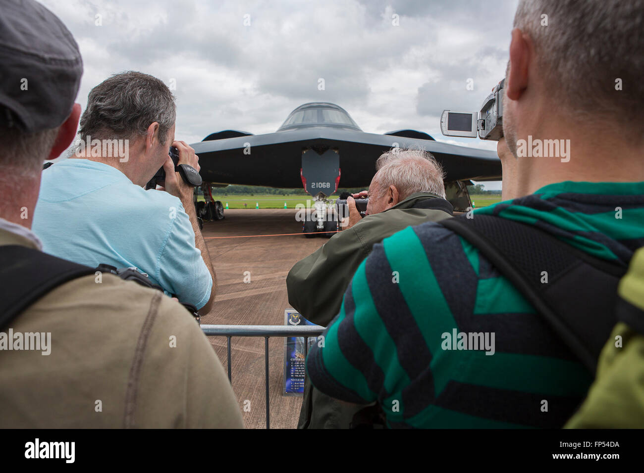 Fairford, RIAT airshow 2012. Il B2 bombardiere Stealth fotografata da appassionati di aerei. Foto Stock