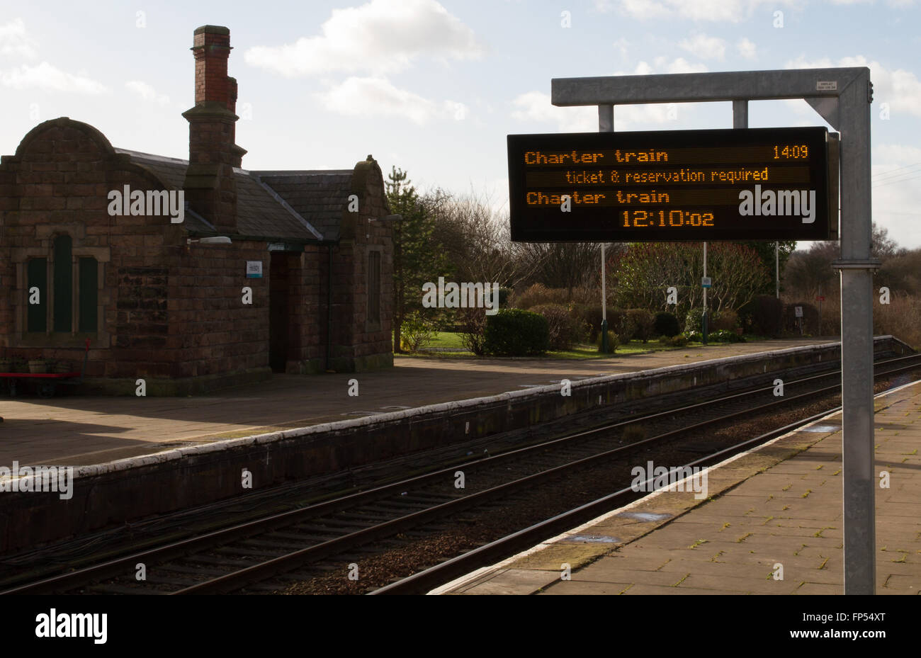 Il moderno informazioni cliente schermo e Vittoriano edifici di stazione a stazione Helsby nel Cheshire - ora azionati dai mezzi di trasporto per il Galles Keolis Amey Foto Stock
