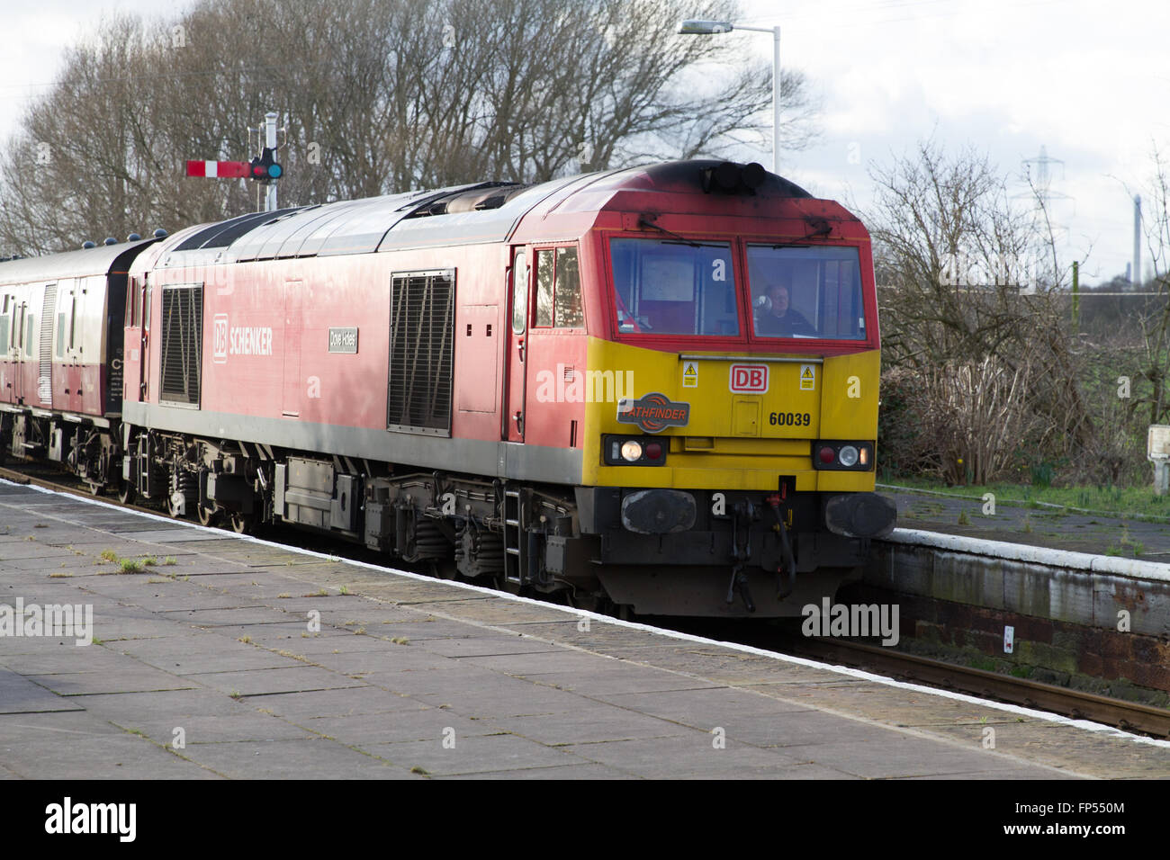 DB Cargo Rail (ex DB Schenker) Classe 60 locomotiva diesel traina una carta del passeggero in treno attraverso la piattaforma 4 in corrispondenza della stazione Helsby nel Cheshire. Foto Stock