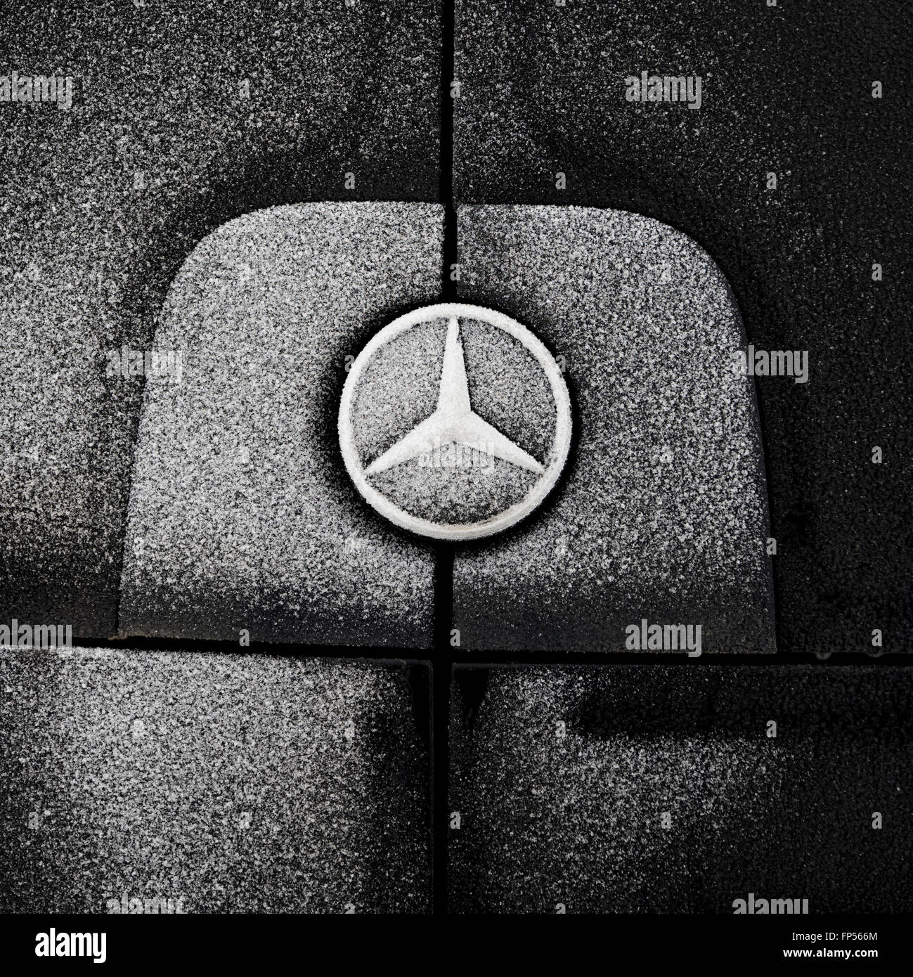 Mercedes Benz logo sul retro del van nelle regioni artiche della Norvegia. Foto Stock