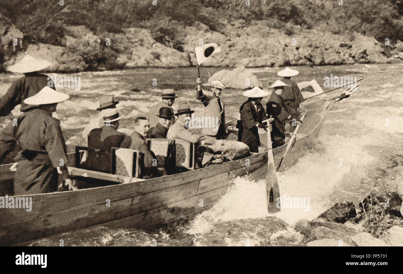 Edward Principe di Galles il futuro re Edward VIII Shooting the Rapids, hozugawa river, Giappone 1922 Foto Stock