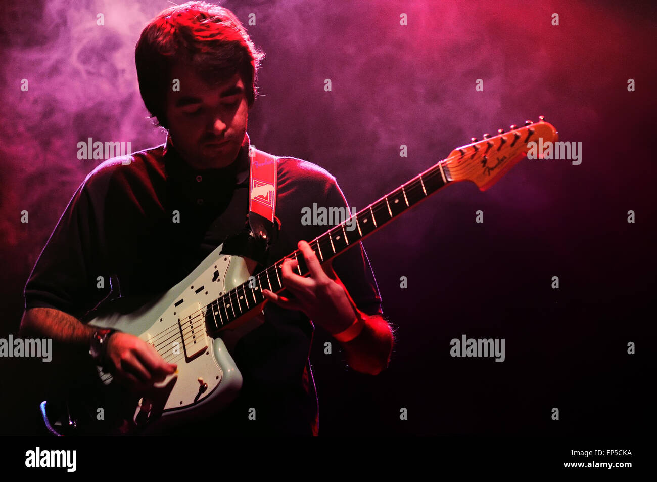 Barcellona - NOV 12: il chitarrista cinese di carte di Natale (BAND) esegue a Sant Jordi Club. Foto Stock
