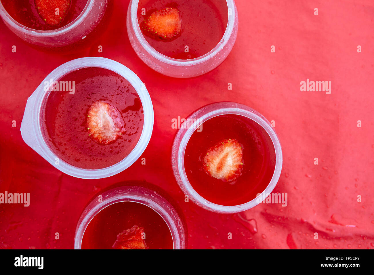 La regina di Inghilterra del Dimaond Giubileo e un partito street e a sinistra su alimenti adornano tabelle configurate dai residenti. Foto Stock