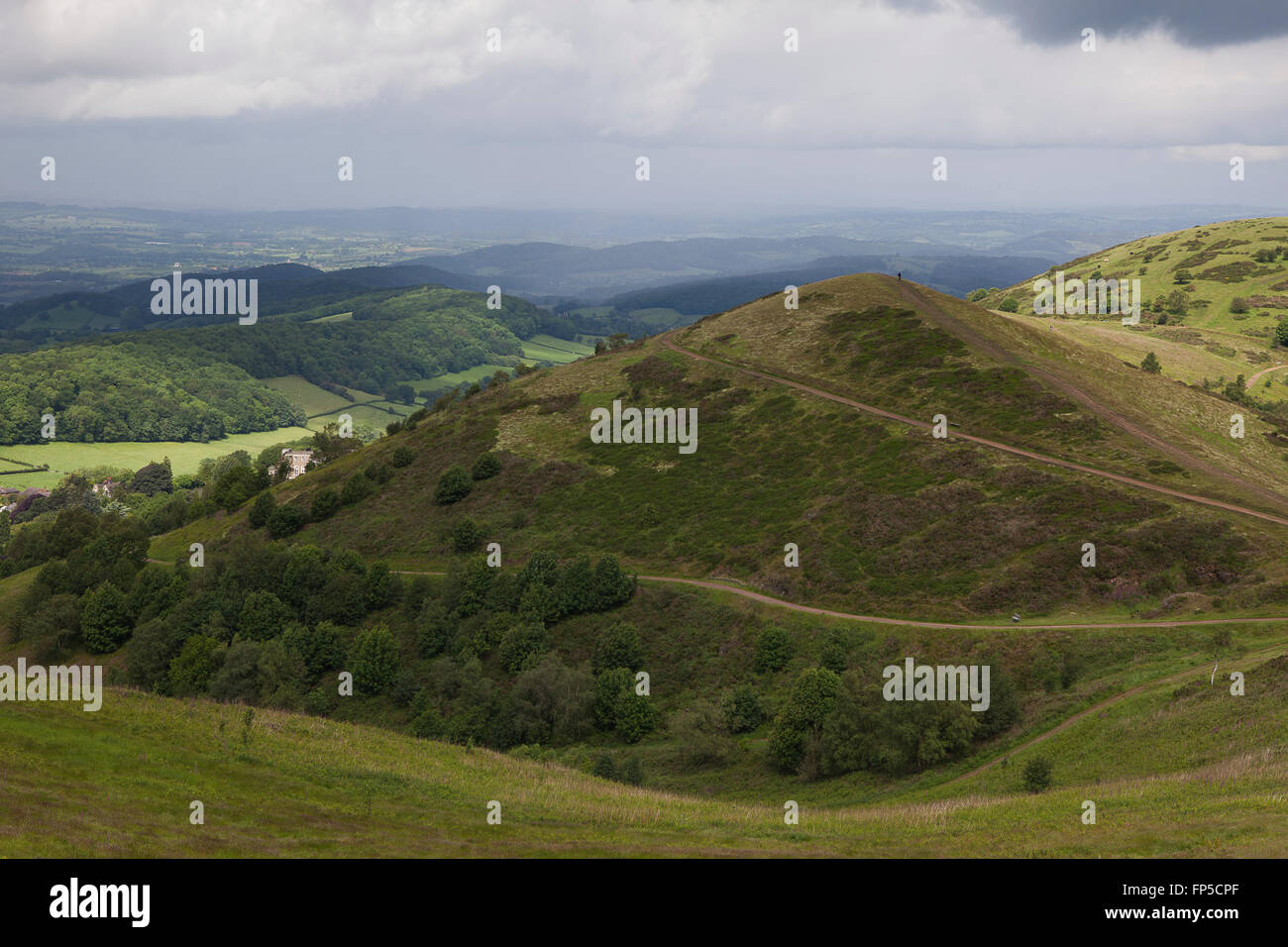 Il Malvern Hills e vista su tutta la valle del Galles e la montagna nera. Foto Stock