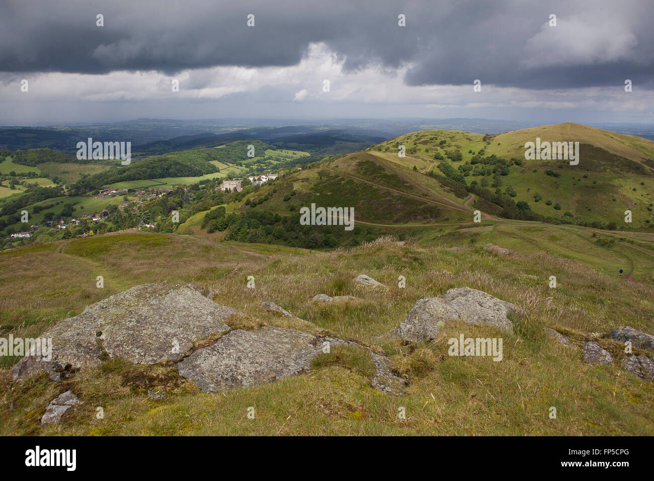 Il Malvern Hills e vista su tutta la valle del Galles e la montagna nera. Foto Stock