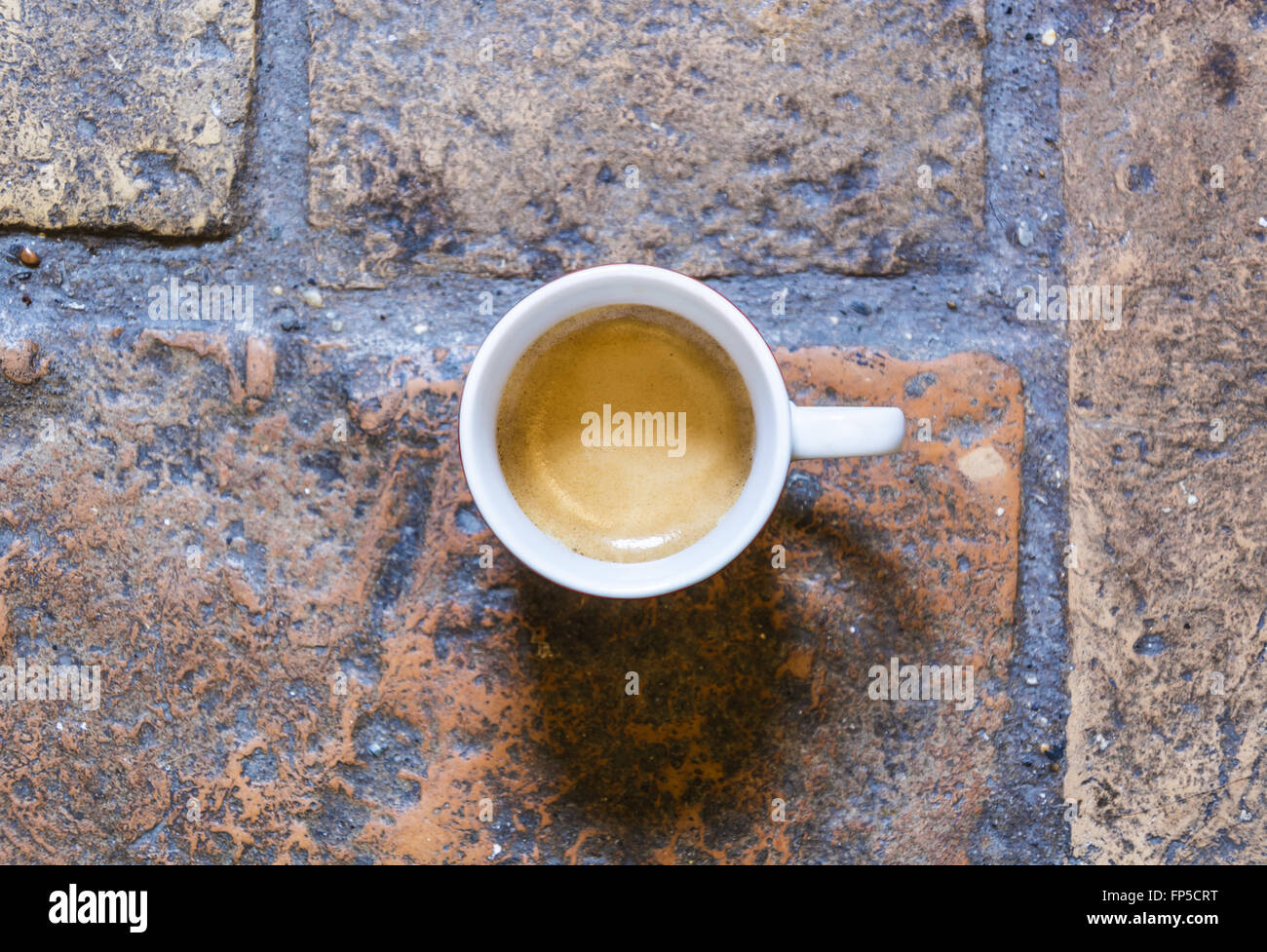 Vista aerea di una tazza di caffè su un pavimento rustico Foto Stock