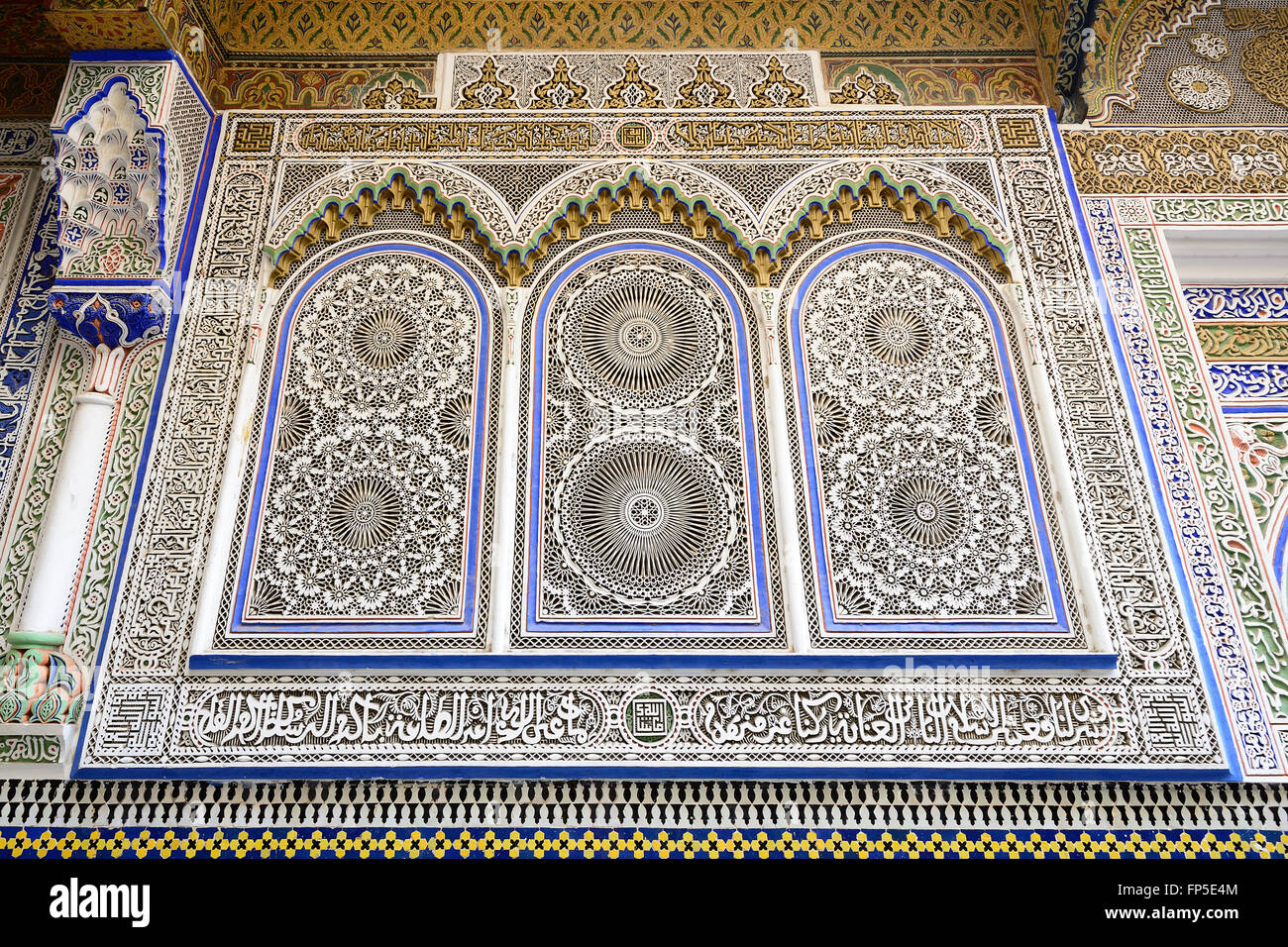 Dettaglio di una inusitata ornata architettura marocchina in strada nella città di Fez Foto Stock