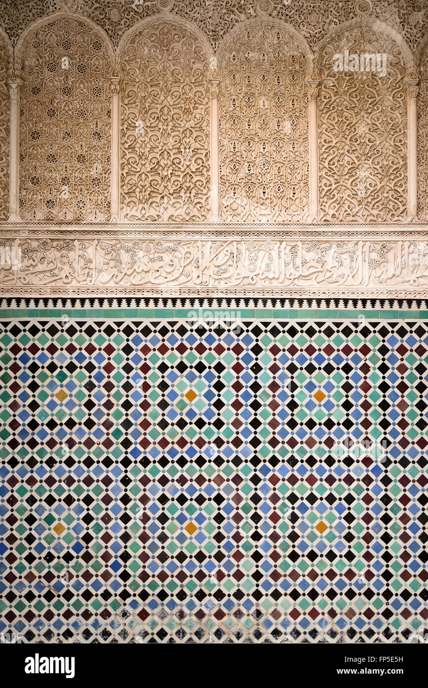 Dettaglio di una inusitata ornata architettura marocchina in Fez Foto Stock