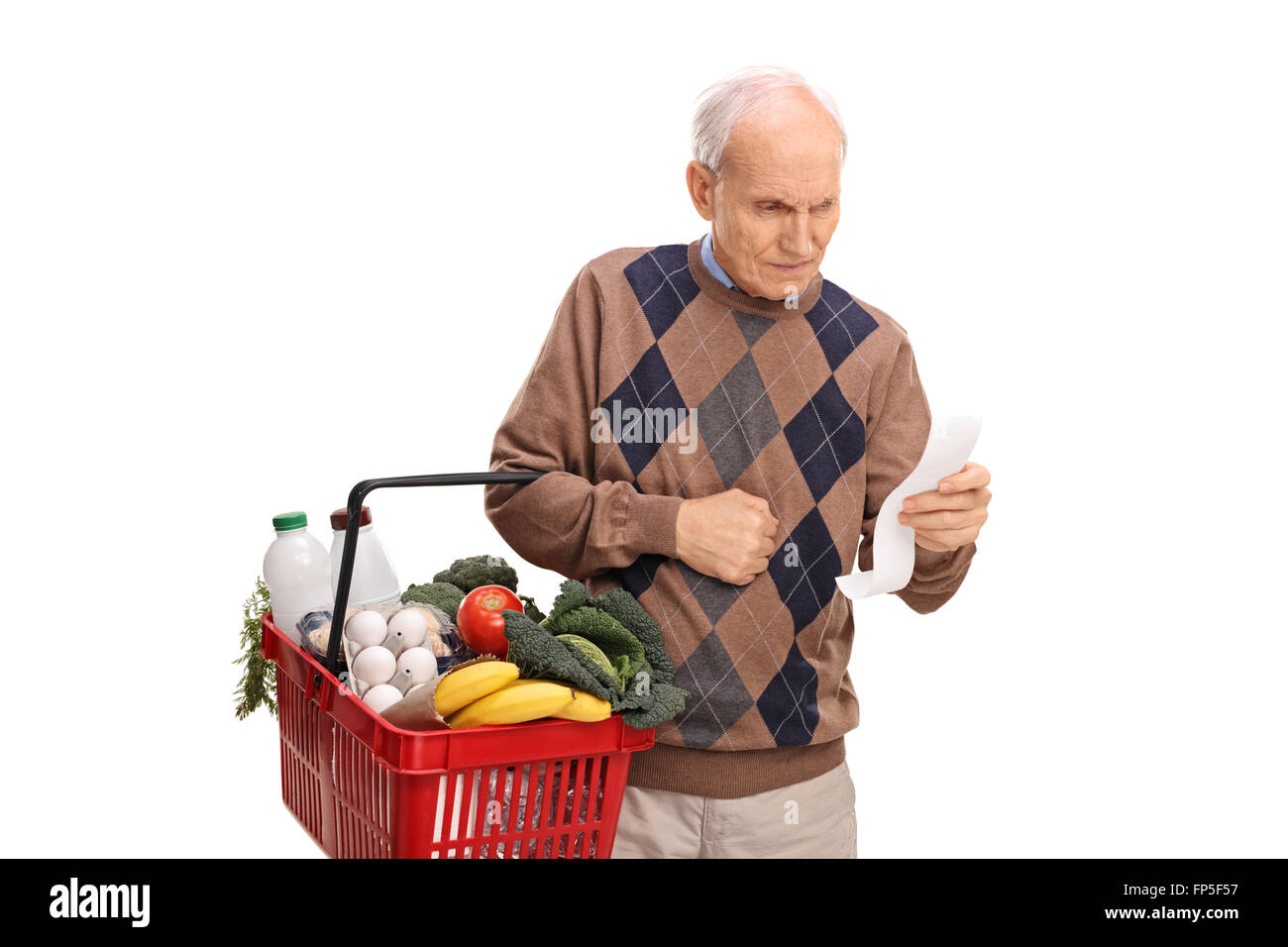 Senior uomo che porta un carrello pieno di negozi di generi alimentari e la lettura di un elenco di acquisti isolati su sfondo bianco Foto Stock