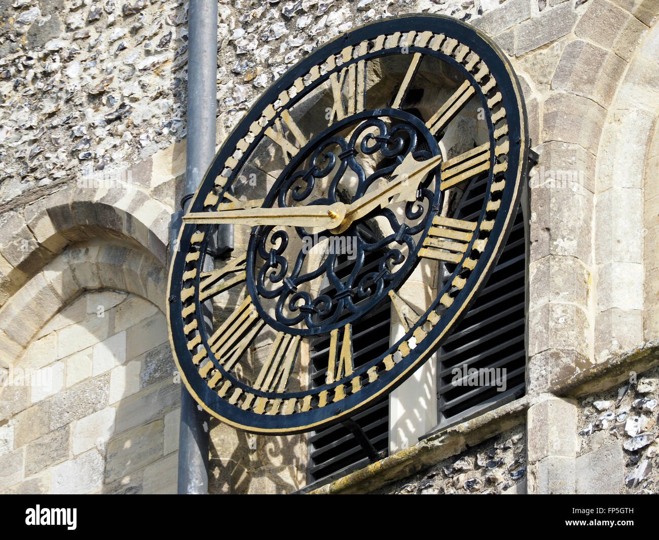 Chiesa ornati orologio sulla parete ovest di Santa Croce La chiesa, Winchester, parte dell Ospedale di Santa Croce e Almshouse di nobili di povertà Foto Stock