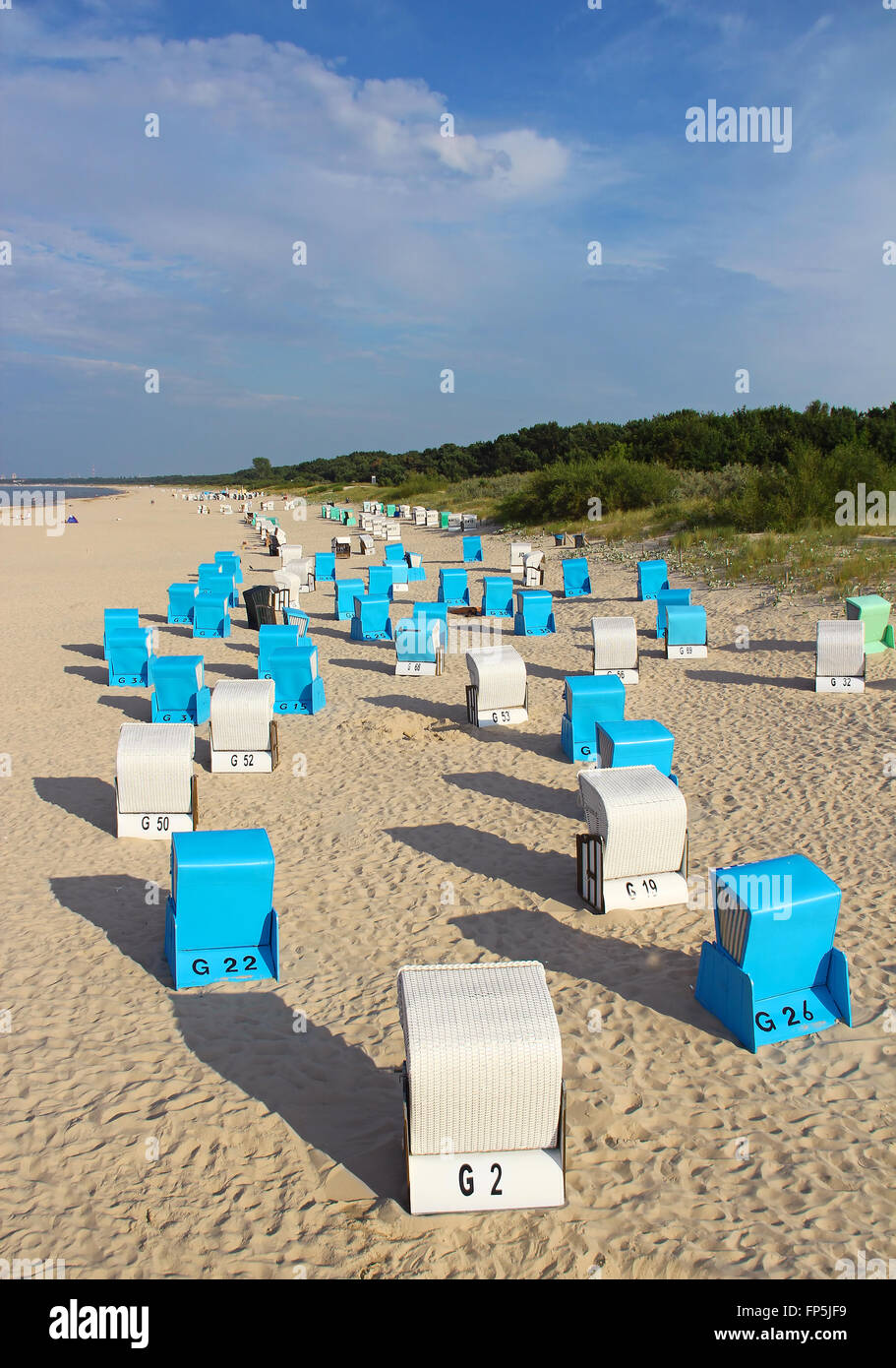 Spiaggia di Ahlbeck con tipici del Mar Baltico sedie da spiaggia Strandkorbs, Germania Foto Stock